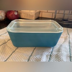 Blue Pyrex refrigerator dish with lid